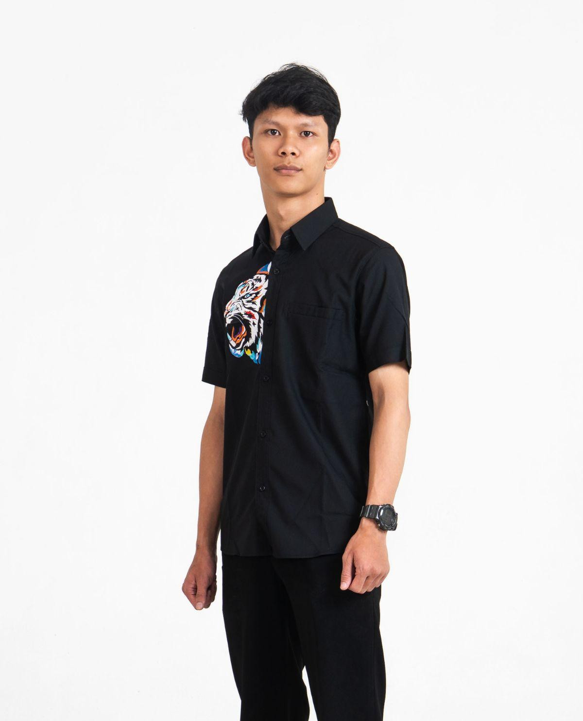 Kemeja Casual Hitam Lengan Pendek Motif Bordir 3D Macan