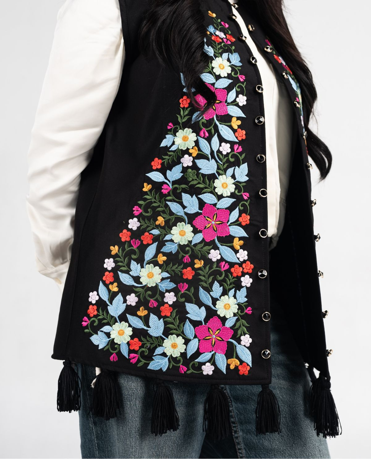 Outer Hitam Floral Umbul-umbul