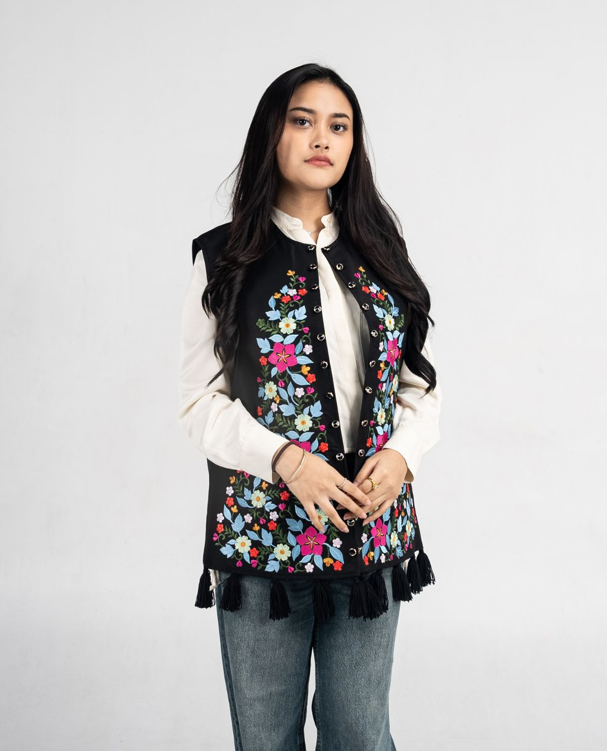Outer Hitam Floral Umbul-umbul