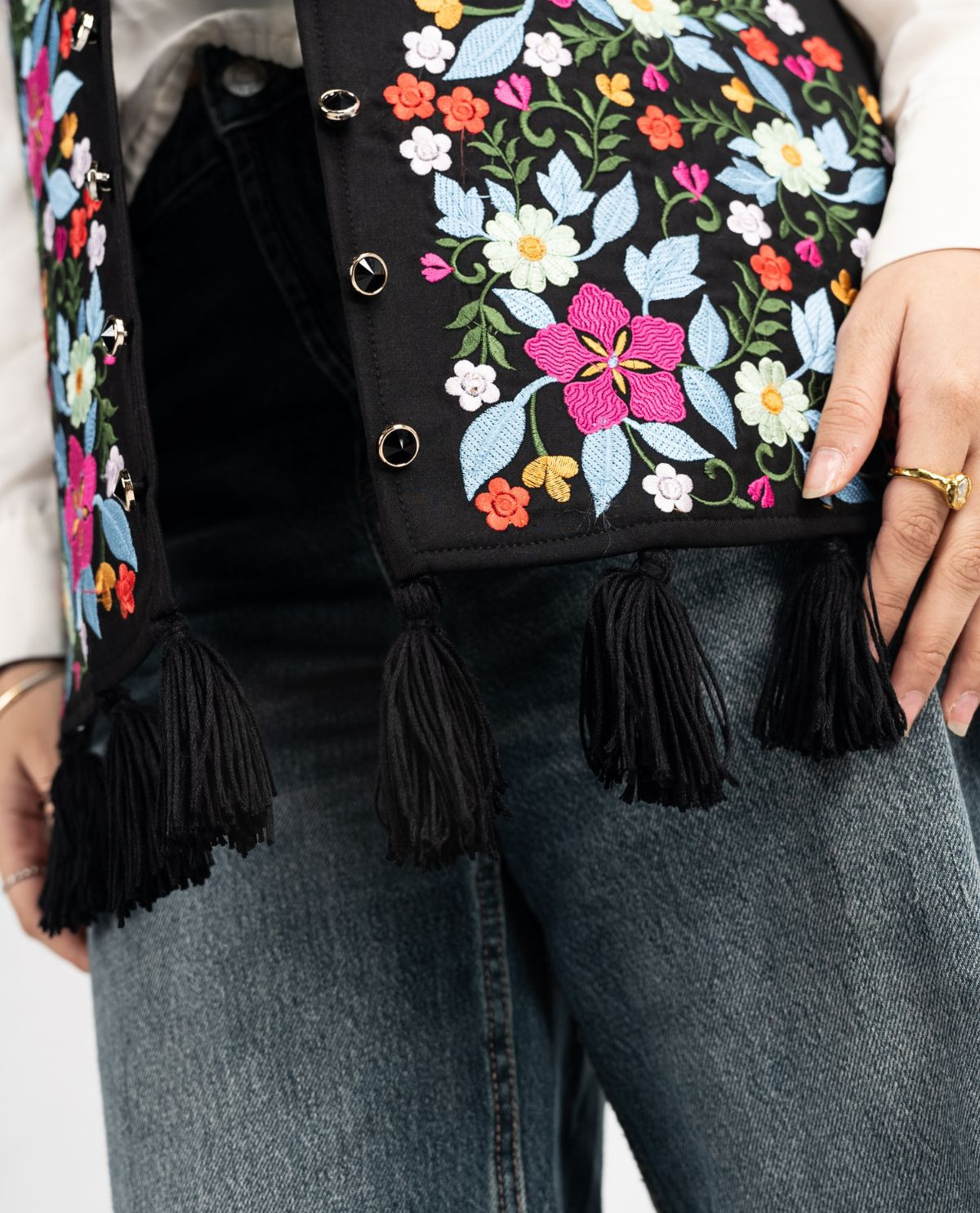 Outer Hitam Floral Umbul-umbul