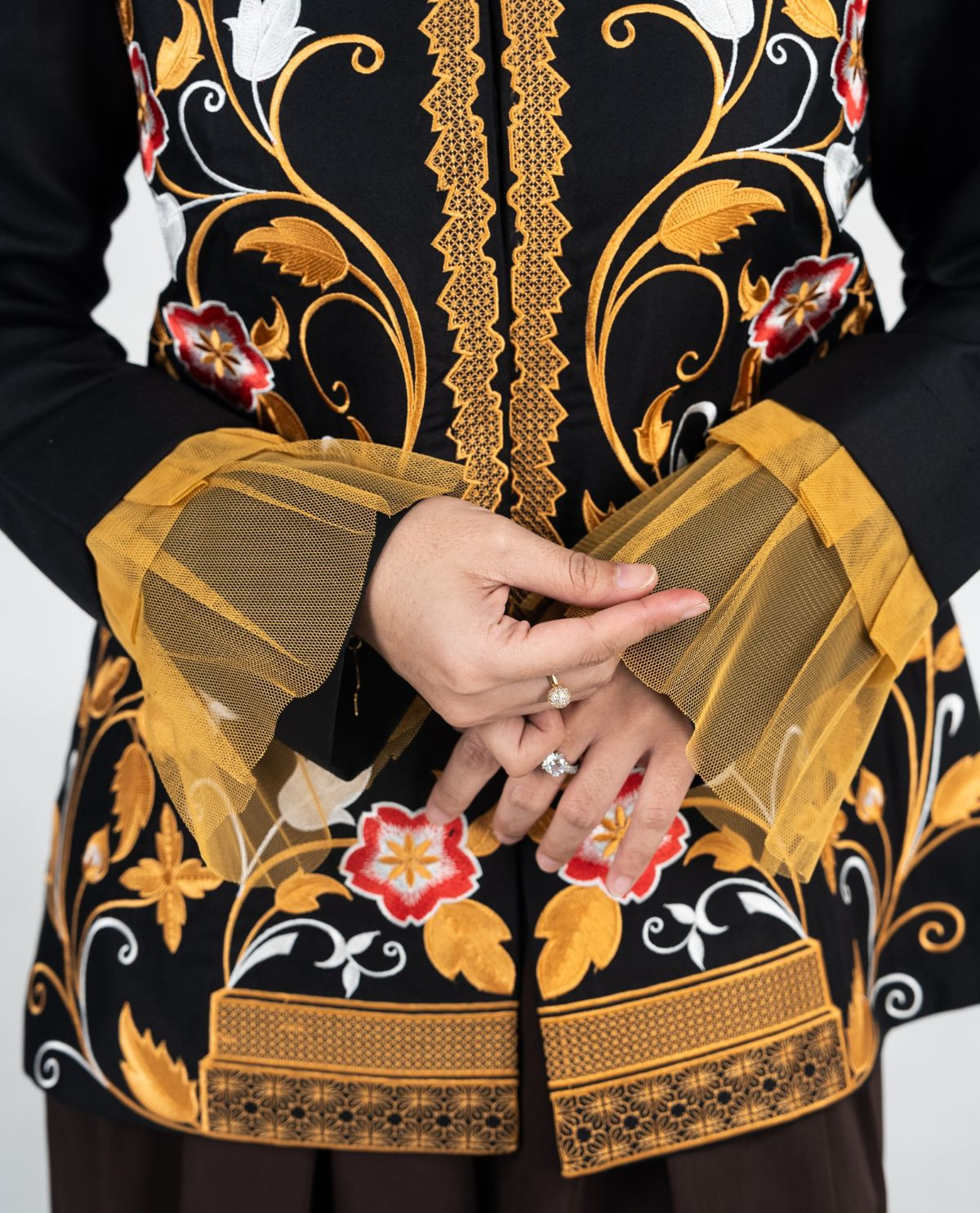 Outer Hitam Lengan Panjang Floral Umbul-umbul