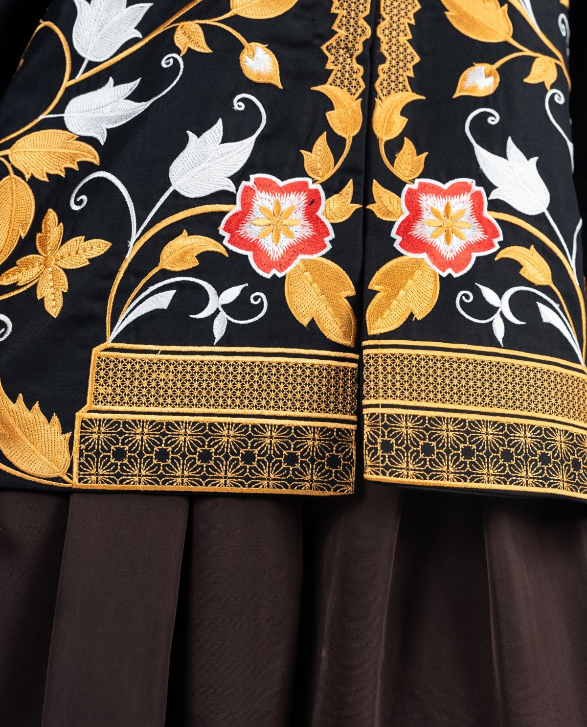 Outer Hitam Lengan Panjang Floral Umbul-umbul
