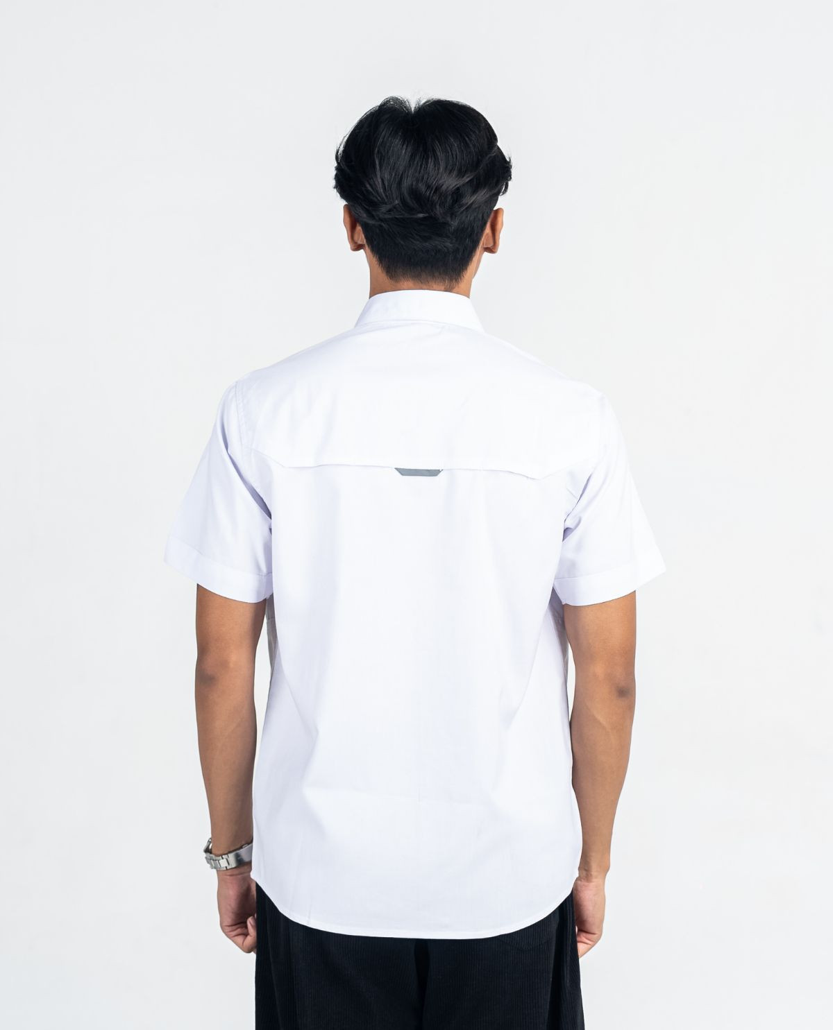 Kemeja Hitam Lengan Pendek Putih