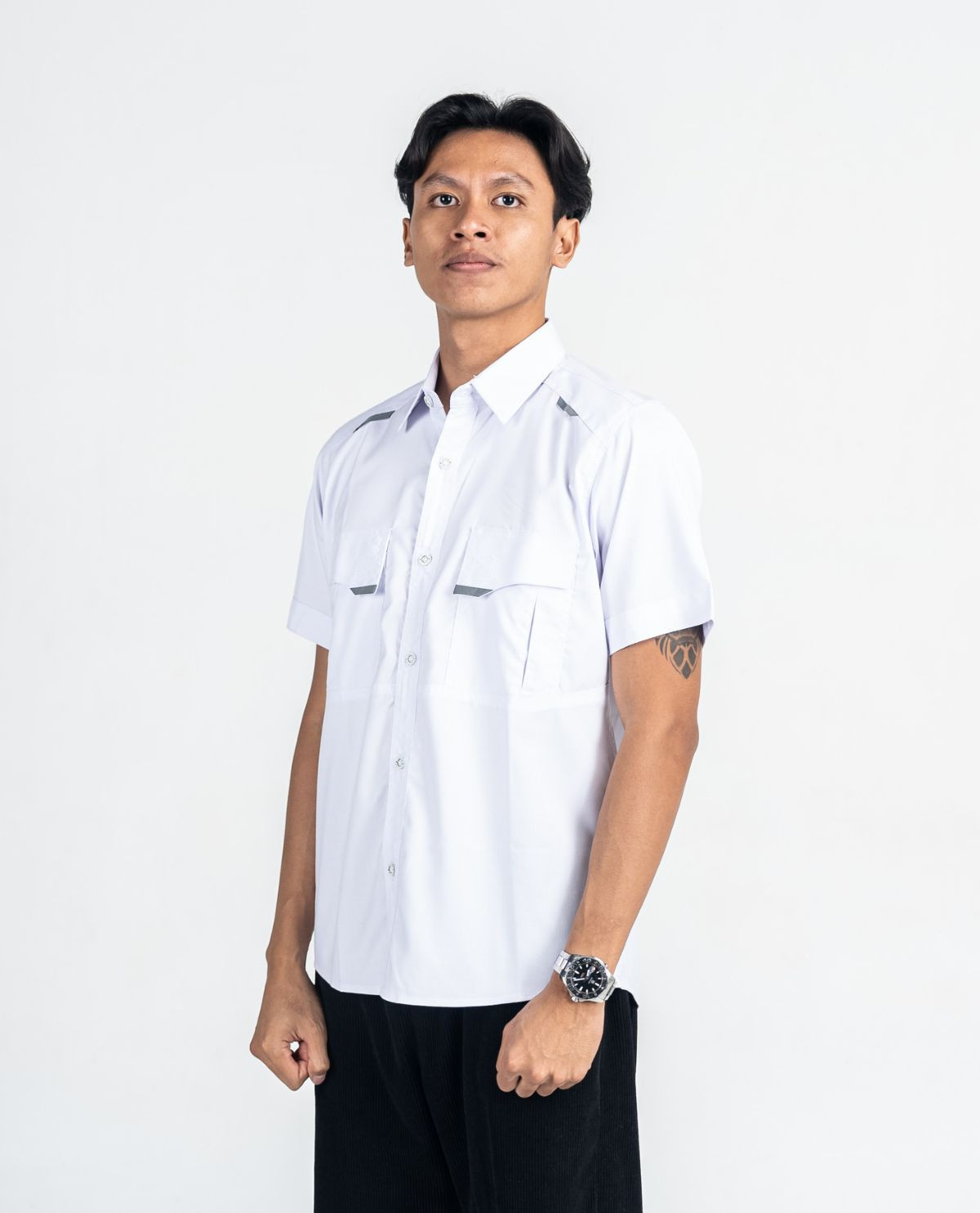 Kemeja Hitam Lengan Pendek Putih