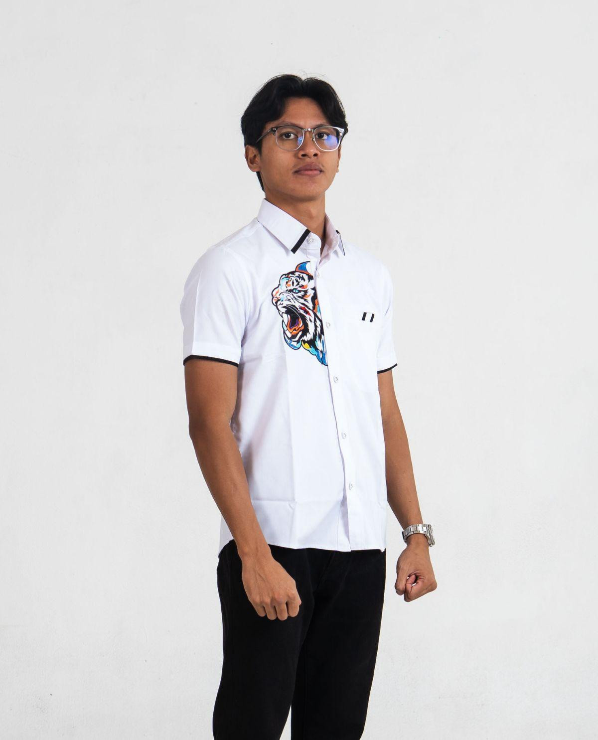 Kemeja Casual Lengan Pendek Motif Bordir 3D Macan